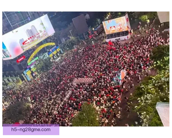 震撼数万越南球迷街头观战吃喝
